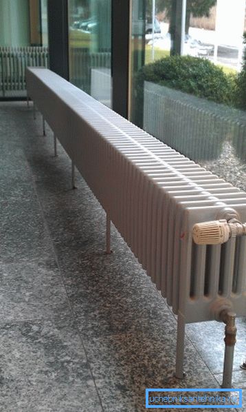 L'instrument de plancher est utilisé pour former un rideau thermique devant une fenêtre panoramique. L'instrument de plancher est utilisé pour former un rideau thermique devant une fenêtre panoramique.