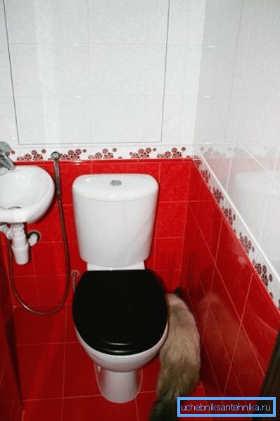 Plancher toilettes et lavabo dans les toilettes avec douche hygiénique Plancher toilettes et lavabo dans les toilettes avec douche hygiénique