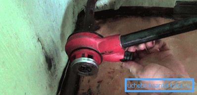 Enfiler le tuyau à la vis meurent à la maison