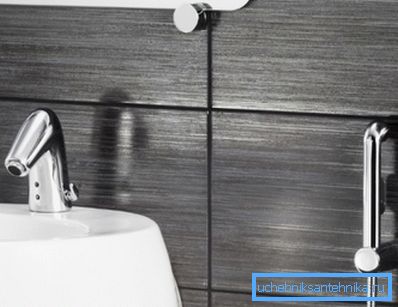Douche hygiénique extérieure avec mélangeur sans contact - un nouveau mot dans les constructions sanitaires Douche hygiénique extérieure avec mélangeur sans contact - un nouveau mot dans les constructions sanitaires