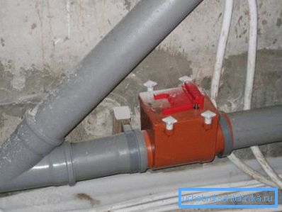Clapet anti-retour externe pour tuyaux d'évacuation de 110 mm installés dans le système Clapet anti-retour externe pour tuyaux d'évacuation de 110 mm installés dans le système