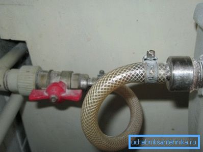 En plus des tuyaux d’alimentation d’usine, des tuyaux renforcés sont utilisés sur les raccords classiques. En plus des tuyaux d’alimentation d’usine, des tuyaux renforcés sont utilisés sur les raccords classiques.