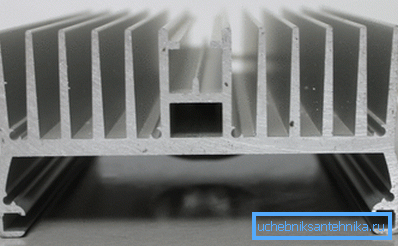 Notre héros est un profilé en aluminium permettant d’organiser un dissipateur thermique. Notre héros est un profilé en aluminium permettant d’organiser un dissipateur thermique.
