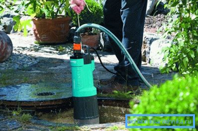 Pomper régulièrement pour extraire l'eau et la faire couler Pomper régulièrement pour extraire l'eau et la faire couler dans de l'eau propre.