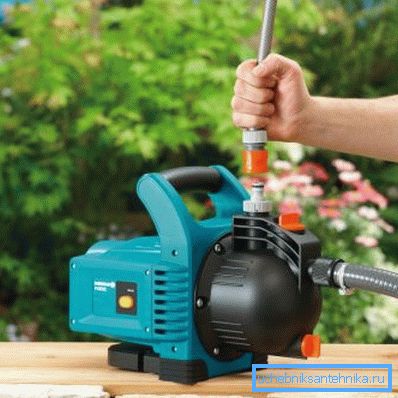 La pompe est utile non seulement pour la douche, mais aussi pour arroser le jardin La pompe est utile non seulement pour la douche, mais aussi pour arroser le jardin