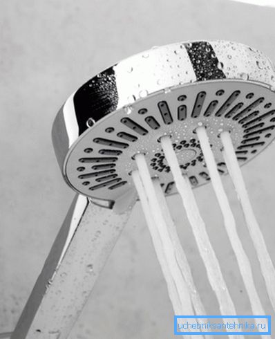 Tête de diffusion d'eau murale avec charnière pivotante et nombre de jets d'eau ajustable. Tête de diffusion d'eau murale avec charnière pivotante et nombre de jets d'eau ajustable.