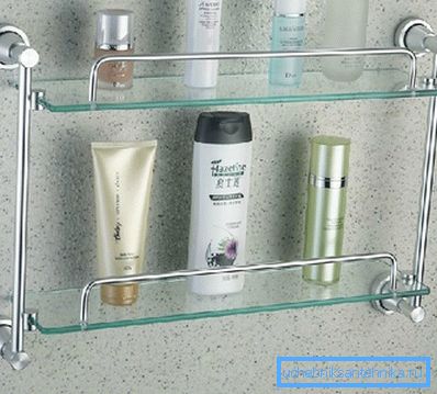 Les étagères murales sont idéales pour un compartiment de douche spacieux.