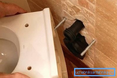 Les cuvettes de toilettes fixées au mur sont fixées au mur à l'aide de boulons d'ancrage spéciaux. Les cuvettes de toilettes fixées au mur sont fixées au mur à l'aide de boulons d'ancrage spéciaux.
