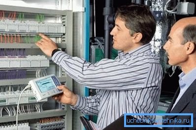 S'ajuste automatiquement à la ventilation de ses propres mains à l'aide de dispositifs spéciaux. S'ajuste automatiquement à la ventilation de ses propres mains à l'aide de dispositifs spéciaux.