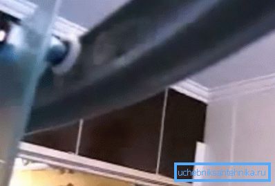 Nous accrochons des portes de douche semi-circulaires Nous accrochons des portes de douche semi-circulaires