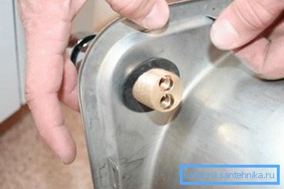 Ne pas oublier le joint inférieur. Ne pas oublier le joint inférieur.
