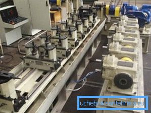 Les petites productions fabriquent souvent un tube carré à partir d'un tube rond, ce qui simplifie le processus et la fiabilité des produits est très élevée. Les petites productions fabriquent souvent un tube carré à partir d'un tube rond, ce qui simplifie le processus et la fiabilité des produits est très élevée.