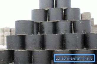 Certains anneaux de ce type sont fabriqués immédiatement dans une couche protectrice de matériau de toiture et de bitume, mais après leur installation, le composé nécessite un traitement supplémentaire. Certains anneaux de ce type sont fabriqués immédiatement dans une couche protectrice de matériau de toiture et de bitume, mais après leur installation, le composé nécessite un traitement supplémentaire.