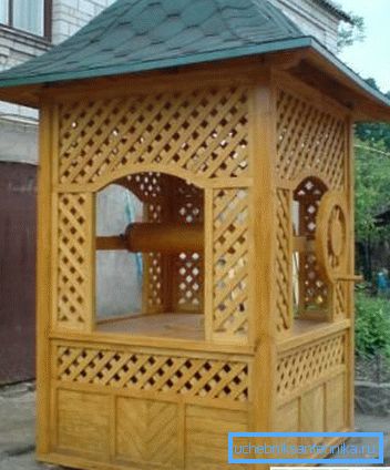 Certains artisans préfèrent ne pas construire de grandes structures, mais se limitent à des clôtures stylisées qui se lient en un système unique avec la partie en saillie du puits. Certains artisans préfèrent ne pas construire de grandes structures, mais se limitent à des clôtures stylisées qui se lient en un système unique avec la partie en saillie du puits.