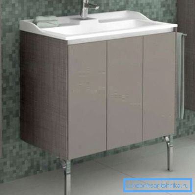 Certains meubles de plancher dans ces pièces sont mieux équipés de pieds, de sorte que si l'eau frappe accidentellement la surface, elle n'aura pas de contact direct avec eux.