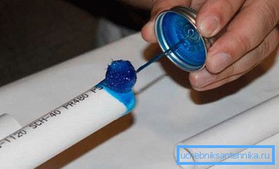 Certains fabricants de colle vendent leurs produits avec des mini-brosses spéciales sur lesquelles il est facile de travailler. Certains fabricants de colle vendent leurs produits avec des mini-brosses spéciales sur lesquelles il est facile de travailler.