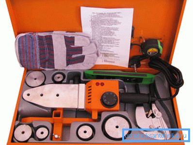 Certains fabricants produisent des kits de soudure, qui comprennent tous les outils nécessaires à la tâche. Certains fabricants produisent des kits de soudure, qui comprennent tous les outils nécessaires à la tâche.