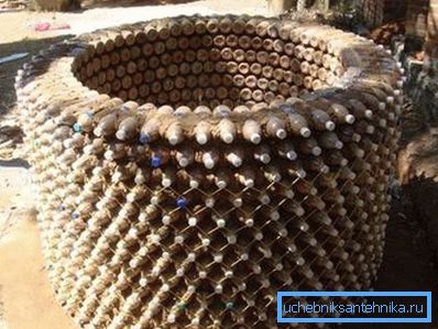 Bien inhabituel des bouteilles en plastique avec un insert à l'intérieur. Bien inhabituel des bouteilles en plastique avec un insert à l'intérieur.