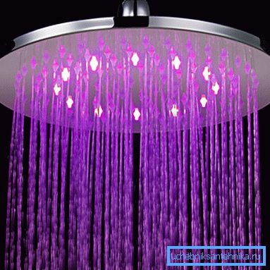 Douche top exceptionnellement belle avec éclairage intégré pour votre salle de bain
