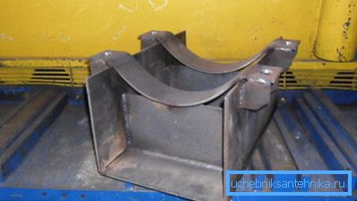 Support fixe pour les tuyaux d'alimentation en chaleur en métal
