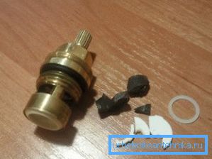 Une mauvaise manipulation de ces produits peut entraîner la rupture des inserts, car ils sont très fragiles, bien que le caoutchouc ne puisse pas non plus se vanter d'une résistance particulière.