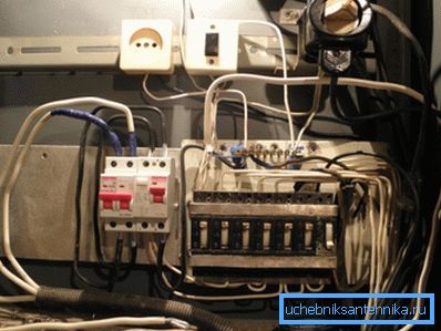 Le corps en laiton est souvent protégé par un placage de chrome ou de nickel. Le corps en laiton est souvent protégé par un placage de chrome ou de nickel.