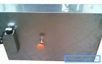 Cuve inox avec éléments chauffants. Cuve inox avec éléments chauffants.