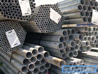 Plusieurs tailles de stock de tubes d'acier laminés. Plusieurs tailles de stock de tubes d'acier laminés.