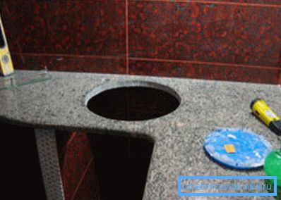 Niche sous un évier rond dans la cuisine. Niche sous un évier rond dans la cuisine.