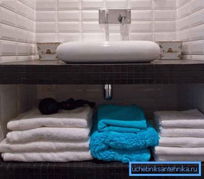 L'espace inférieur doit être utilisé comme espace de stockage supplémentaire pour les objets nécessaires dans la salle de bain, ce qui signifie que l'installation doit utiliser de petits siphons L'espace inférieur doit être utilisé comme espace de stockage supplémentaire pour les objets nécessaires dans la salle de bain, ce qui signifie que l'installation doit utiliser de petits siphons