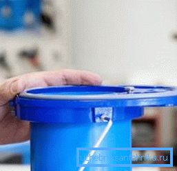 La partie inférieure du corps est fixée sur le corps par-dessus la bague d'étanchéité à l'aide de boulons spéciaux, en les serrant fermement. La partie inférieure du corps est fixée sur le corps par-dessus la bague d'étanchéité à l'aide de boulons spéciaux, en les serrant fermement.