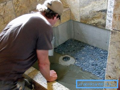 Face à la cabine de douche en céramique et mosaïque