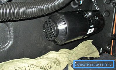 Chauffage installé à l'intérieur de la voiture Chauffage installé à l'intérieur de la voiture