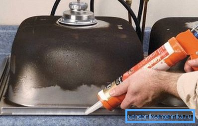 Nous traitons la jonction avec du silicone. Nous traitons la jonction avec du silicone.