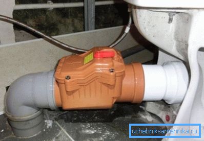 Un clapet anti-retour est connecté à la toilette. Un clapet anti-retour est connecté à la toilette.