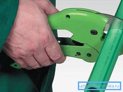 Nous coupons la pièce avec un coupe-tube.