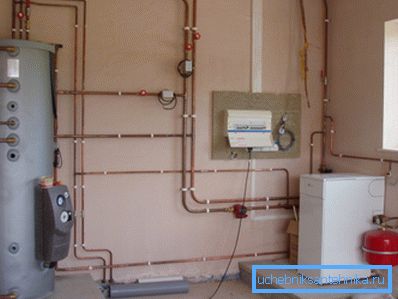 Cerclage des tuyaux de cuivre de la chaudière à gaz