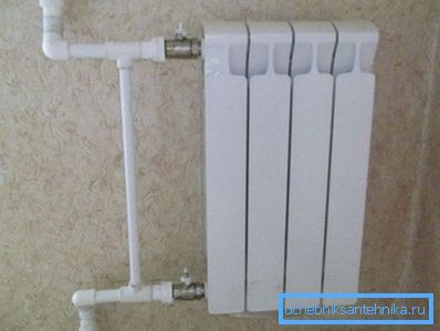 La liaison du radiateur avec un système à un tuyau. La liaison du radiateur avec un système à un tuyau.