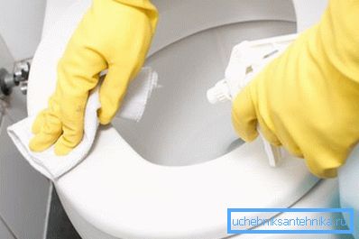 Veillez à utiliser des gants lors de l'application de produits chimiques ménagers. Veillez à utiliser des gants lors de l'application de produits chimiques ménagers.