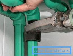 Outil de sertissage pour éliminer les petites fuites Outil de sertissage pour éliminer les petites fuites