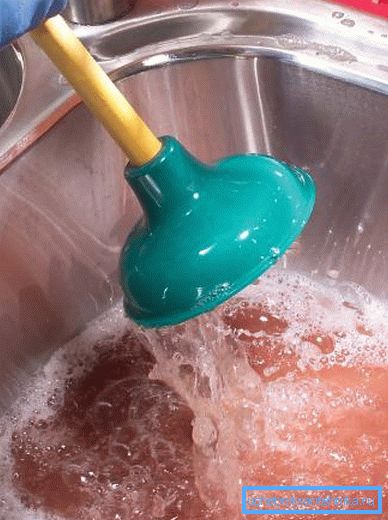 Nettoyage des tuyaux d'égout avec de l'eau et un piston Nettoyage des tuyaux d'égout avec de l'eau et un piston