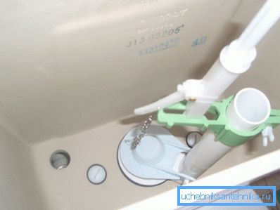 Un des modèles alternatifs: une poire se lève avec un levier lorsque vous appuyez sur un bouton. Un des modèles alternatifs: une poire se lève avec un levier lorsque vous appuyez sur un bouton.