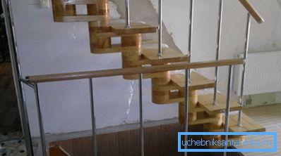 Les clôtures d'escaliers en tuyaux chromés s'adaptent de manière ergonomique à l'intérieur Les clôtures d'escaliers en tuyaux chromés s'adaptent de manière ergonomique à l'intérieur