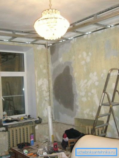 L'ouverture de la fenêtre permet d'estimer l'épaisseur des murs dans les maisons de construction stalinienne. L'ouverture de la fenêtre permet d'estimer l'épaisseur des murs dans les maisons de construction stalinienne.