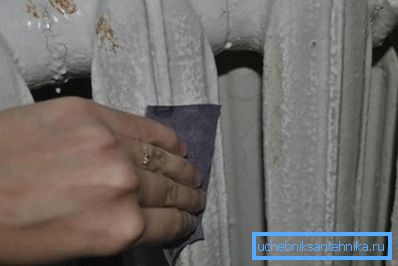 La peinture des radiateurs en fonte nécessite une étape préparatoire, le produit doit être soigneusement «poli» avec du papier émeri avant d'être enduit. La peinture des radiateurs en fonte nécessite une étape préparatoire, le produit doit être soigneusement «poli» avec du papier émeri avant d'être enduit.