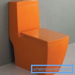 Une toilette orange à chasse directe a fière allure et peut être installée contre un mur.