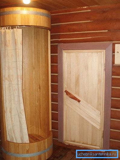La décoration originale de la salle de douche dans une maison en bois. Naturellement, sans imprégnation hydrofuge, cela ne suffit pas La décoration originale de la salle de douche dans une maison en bois. Naturellement, sans imprégnation hydrofuge, cela ne suffit pas