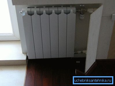 La solution de conception originale pour masquer les tuyaux et organiser leur accès selon les besoins, ce qui donne une bonne vue de la pièce et réduit considérablement les pertes de chaleur La solution de conception originale pour masquer les tuyaux et organiser leur accès selon les besoins, ce qui donne une bonne vue de la pièce et réduit considérablement les pertes de chaleur