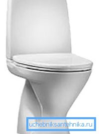 L’apparence de ces toilettes implique parfois l’organisation d’une alimentation en eau par le siège lui-même, qui est fixé au réservoir sur toute la surface.