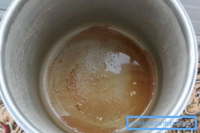 Les sédiments au fond du seau indiquent un excès de fer Les sédiments au fond du seau indiquent un excès de fer